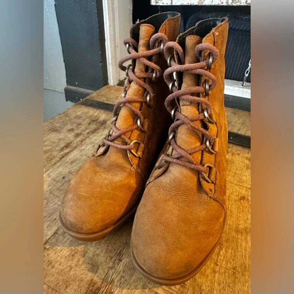Sorel Waterproof Lace-Up Boots Women’s 8.5 Tan Nubuck Winter Boot